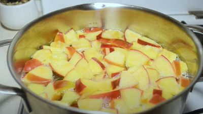 Dětský jablečný kompot ze 4 ingrediencí