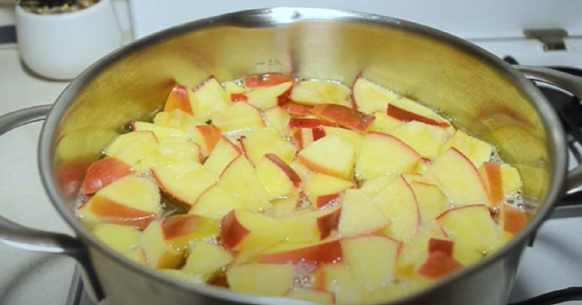 Dětský jablečný kompot ze 4 ingrediencí