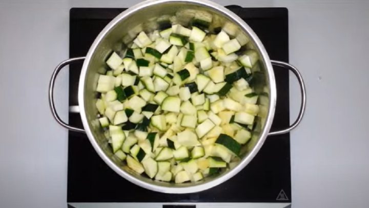 Jemná cuketová polévka s česnekem