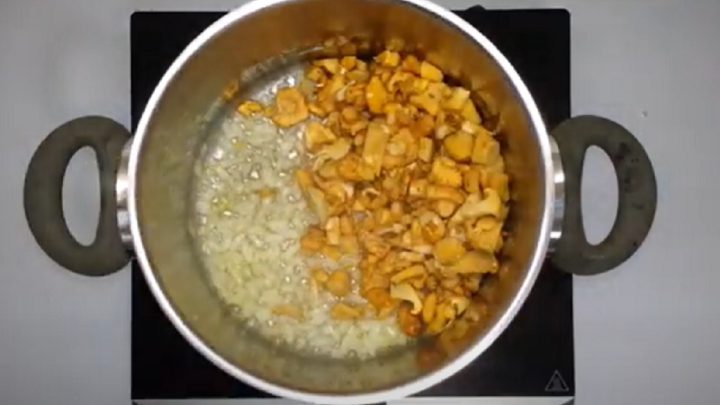 Lišková polévka s brambory a smetanou