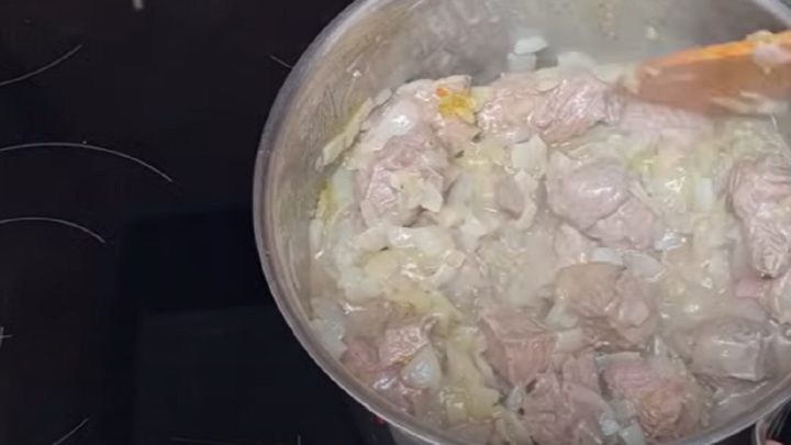 Jednoduchý hovězí guláš s paprikou