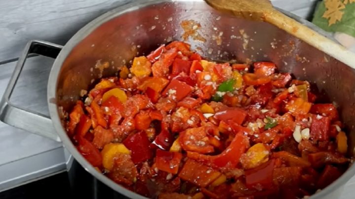 Zimní salát z paprik a rajčat s mrkví