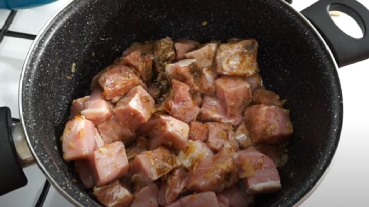 Vepřové kostky na kmíně s těstovinami