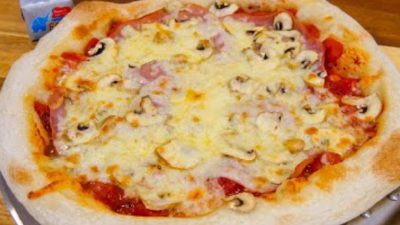 Italská pizza z kynutého těsta se žampiony