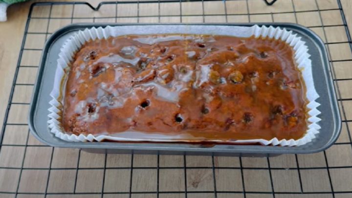 Jablečný chlebíček s karamelovou polevou