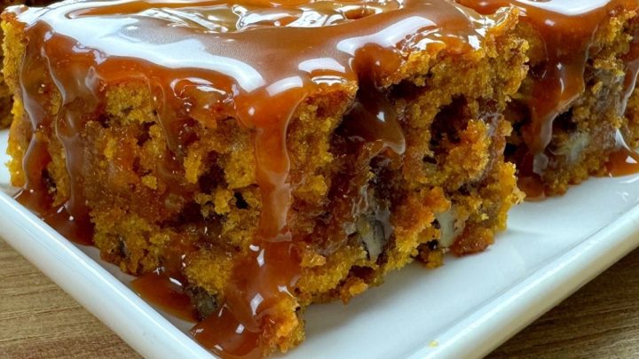 Koláč s karamelovou polevou a ořechy