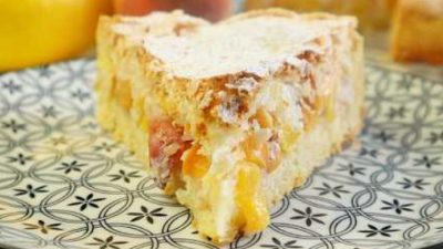 Koláč z křehkého těsta s broskvemi