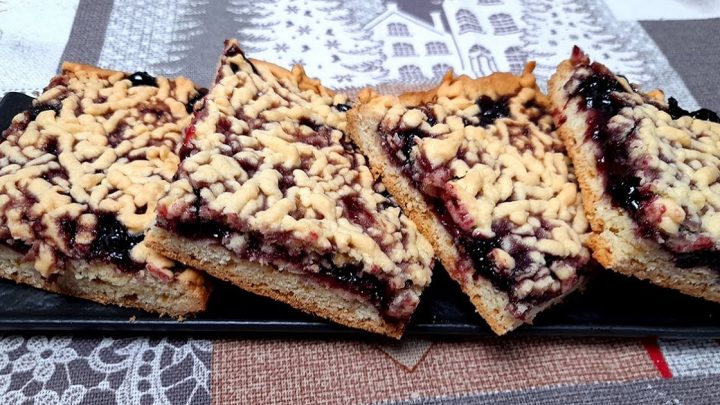 Strouhaný koláč s marmeládou a vanilkou