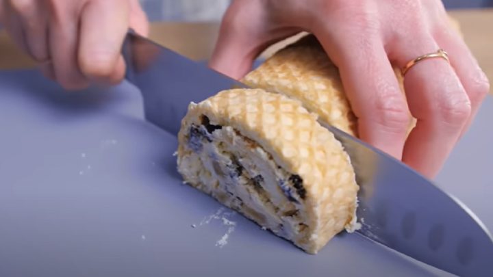 Nepečená oplatková roláda ovocem a ořechy