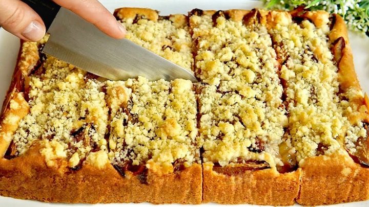 Švestkový koláč s drobenkou a vanilkou