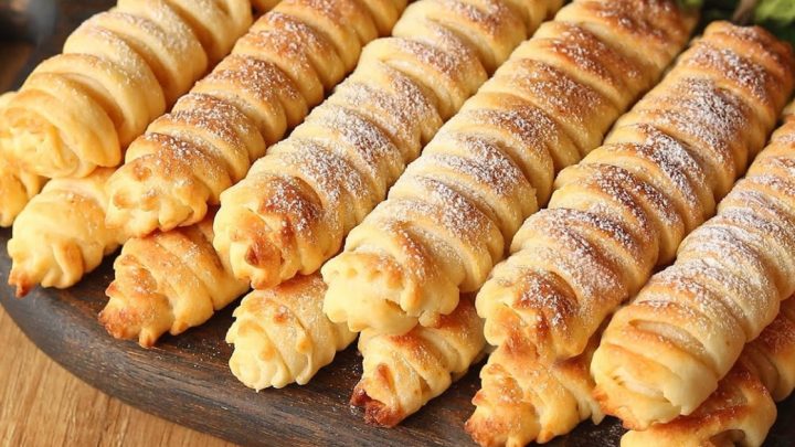 Křehké tvarohové tyčinky sypané cukrem