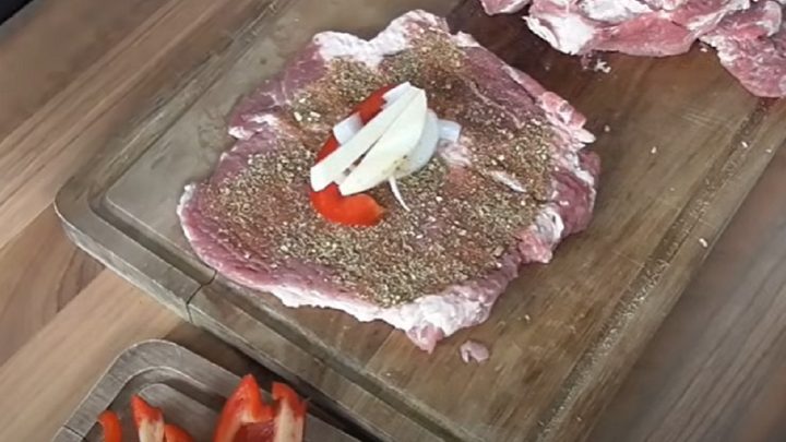 Závitky z krkovice se sýrem a zeleninou