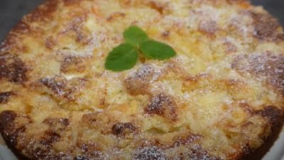 Hrnkový meruňkový koláč s drobenkou