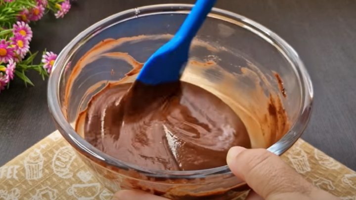 Vláčná dvoubarevná bábovka s rozinkami