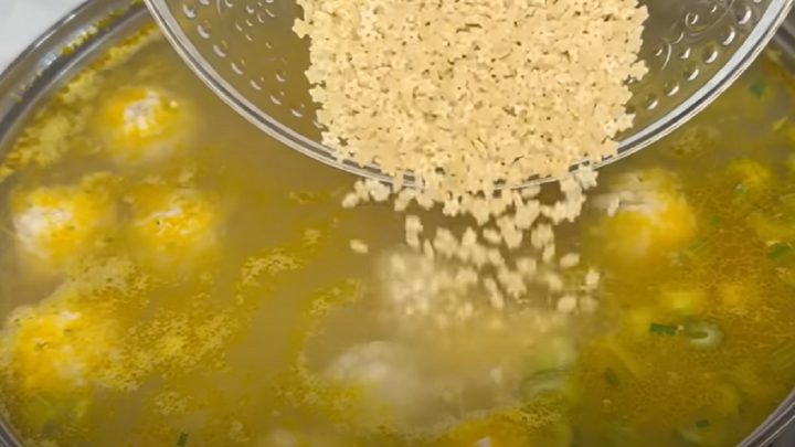 Polévka s masovými knedlíčky a koprem