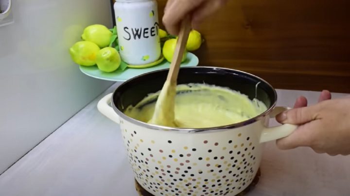 Nepečený pudinkový řez s banánem