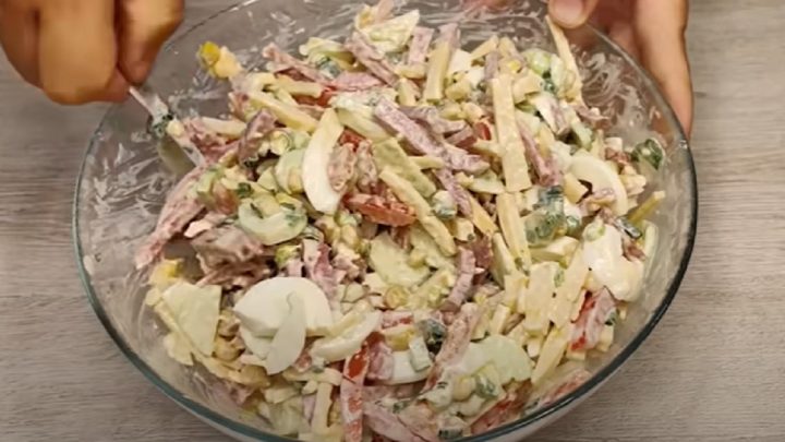 Salámový salát se sýrem a vejci