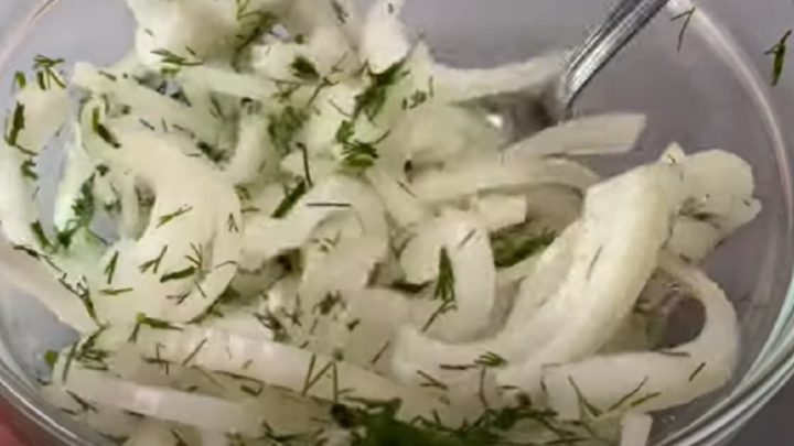 Domácí čevapčiči s cibulovým salátem