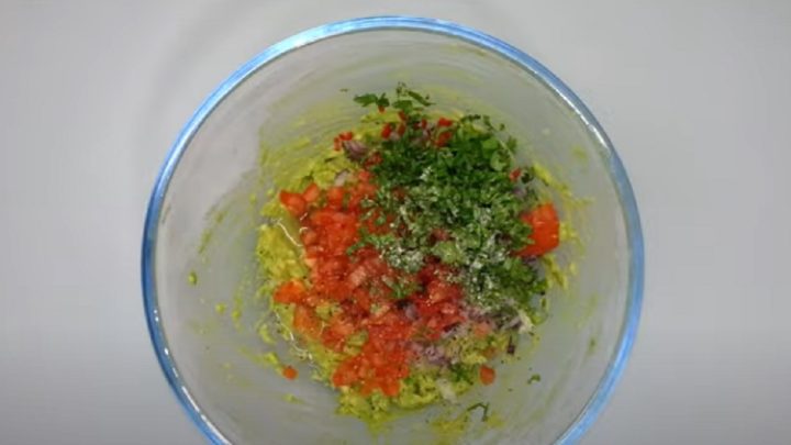 Guacamole s avokádem a chilli papričkou