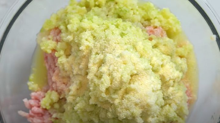 Kuřecí karbanátky s cuketou a brambory