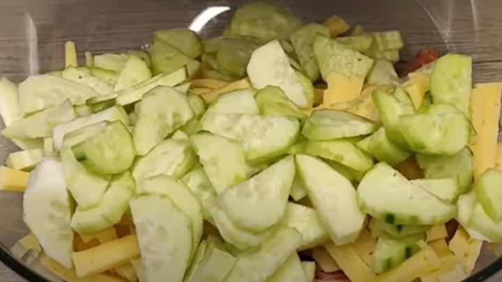 Salámový salát se sýrem a vejci