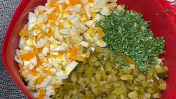 Těstovinový salát s vejci a okurkami