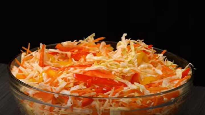 Zelný salát na zimu s rajčaty a koprem