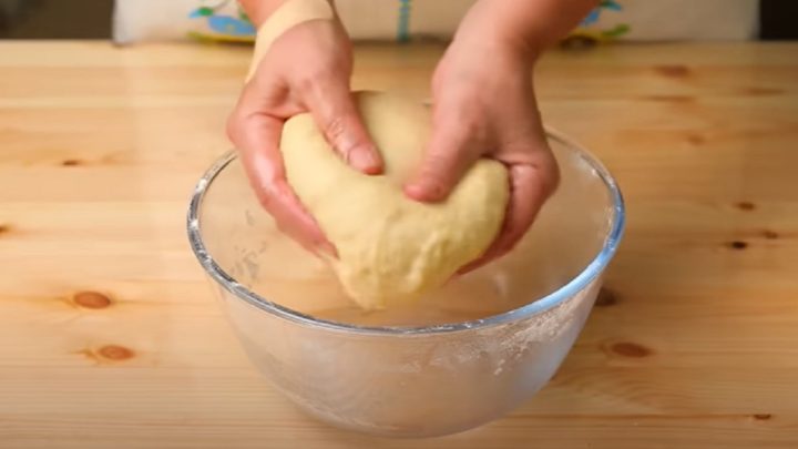 Zkaramelizovaný nektarinkový závin