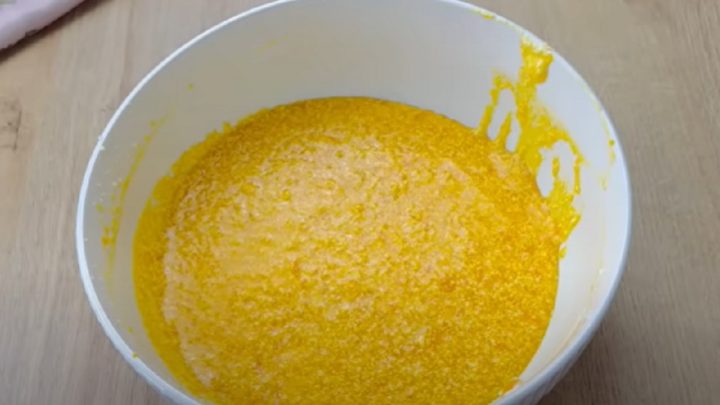 Koláč s karamelovou polevou a ořechy