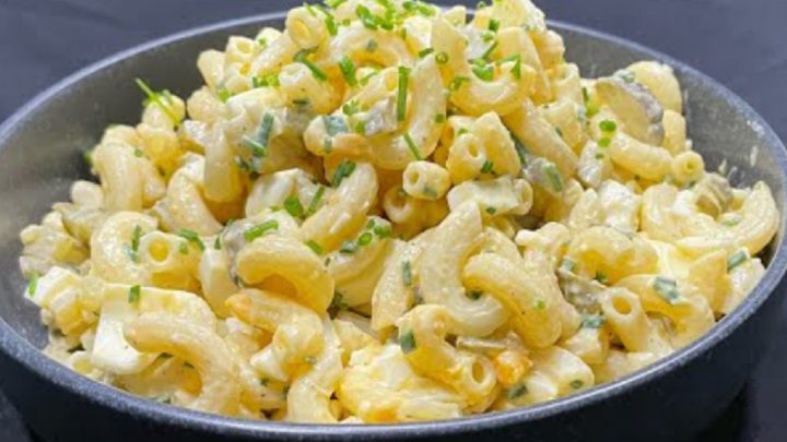 Těstovinový salát s vejci a okurkami