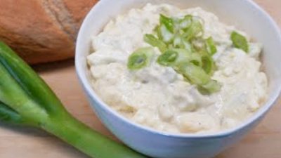 Rychlý vajíčkový salát s jarní cibulkou