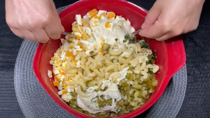 Těstovinový salát s vejci a okurkami