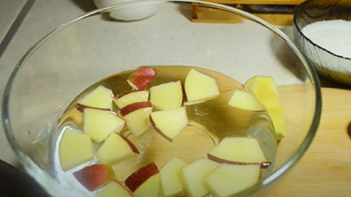 Dětský jablečný kompot ze 4 ingrediencí