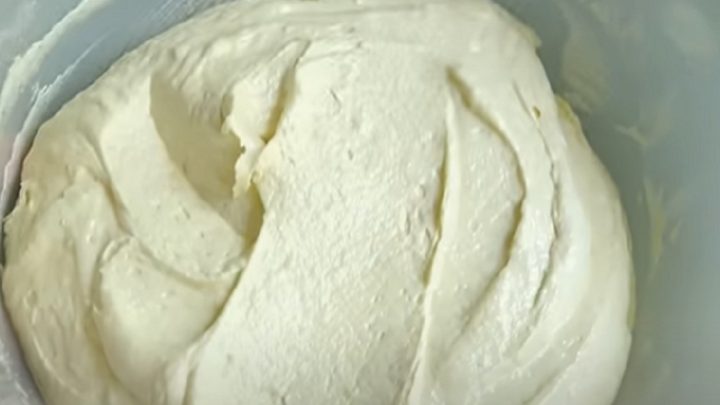 Švestkový koláč s drobenkou a vanilkou