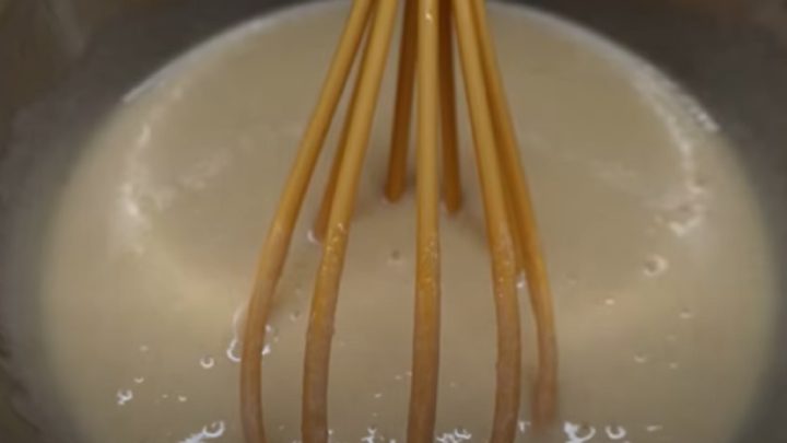 Hrnkový meruňkový koláč s drobenkou