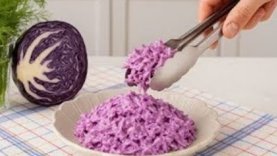 Salát z červeného zelí s cibulí a okurkami