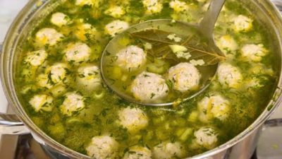 Polévka s masovými knedlíčky a koprem