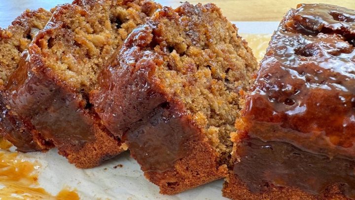 Jablečný chlebíček s karamelovou polevou