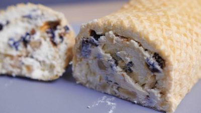 Nepečená oplatková roláda ovocem a ořechy