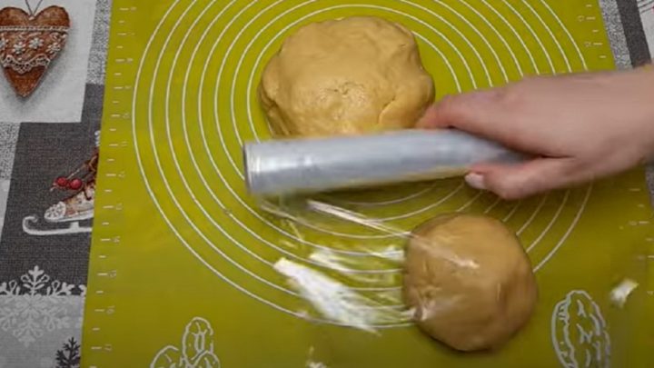 Strouhaný koláč s marmeládou a vanilkou