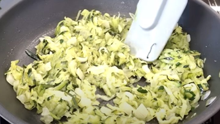 Nadýchaná cuketová omeleta se sýrem