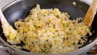 Rychlá smažená rýže s vejci a cibulkou