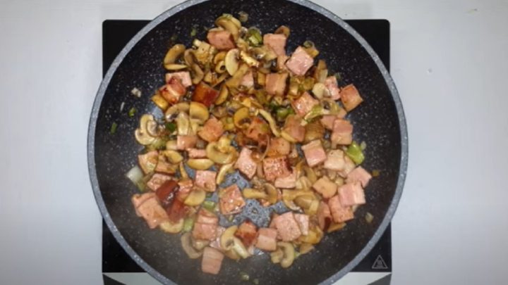 Hrachová kaše se slaninou a žampiony