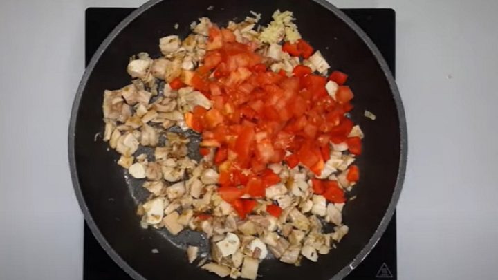 Rychlé těstoviny s kuřecím masem a zeleninou