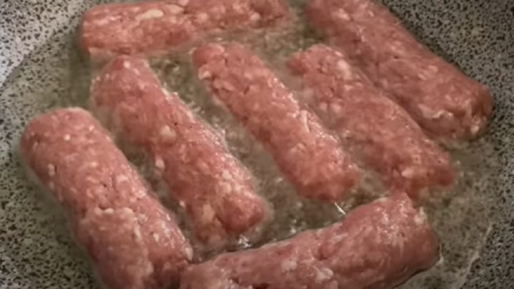 Domácí čevapčiči s cibulovým salátem