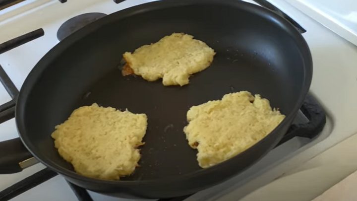 Zapečené bramboráčky s houbovou směsí