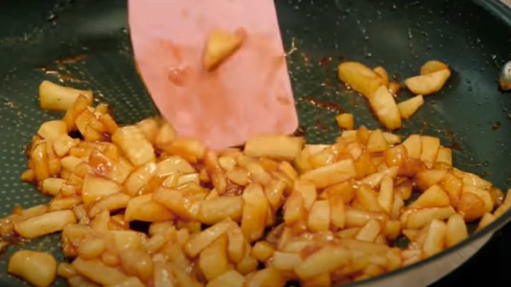 Rychlé jablečné taštičky z listového těsta