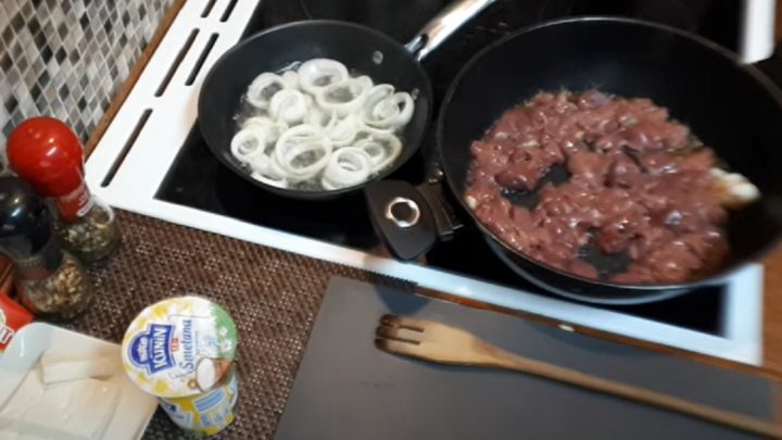 Rychlá kuřecí játra ve smetanové omáčce