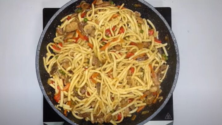 Špecle s vepřovým masem po asijsku