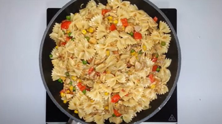 Rychlé těstoviny s kuřecím masem a zeleninou